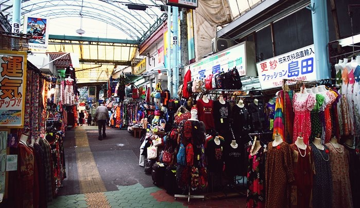 公設市場に向かうアーケード