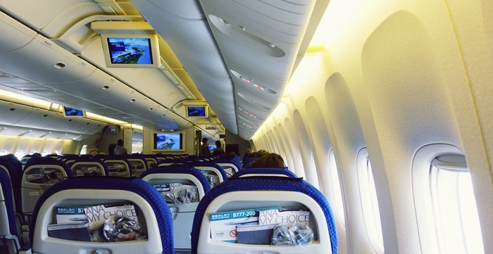 羽田－福岡のB777-200の機内