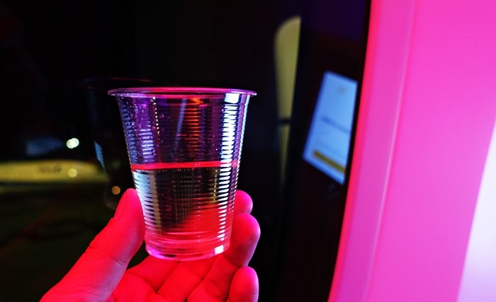 怪しい機内でウェルカムシャンパン