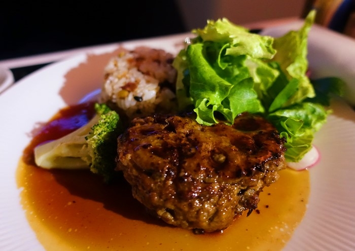 機内食のハンバーグ