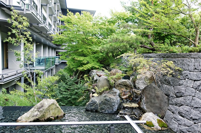 外廊下から見た建物