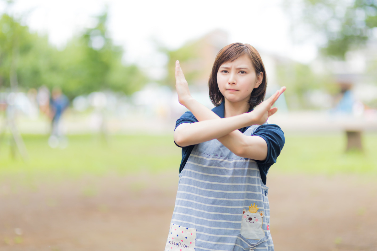 バッテンする女性