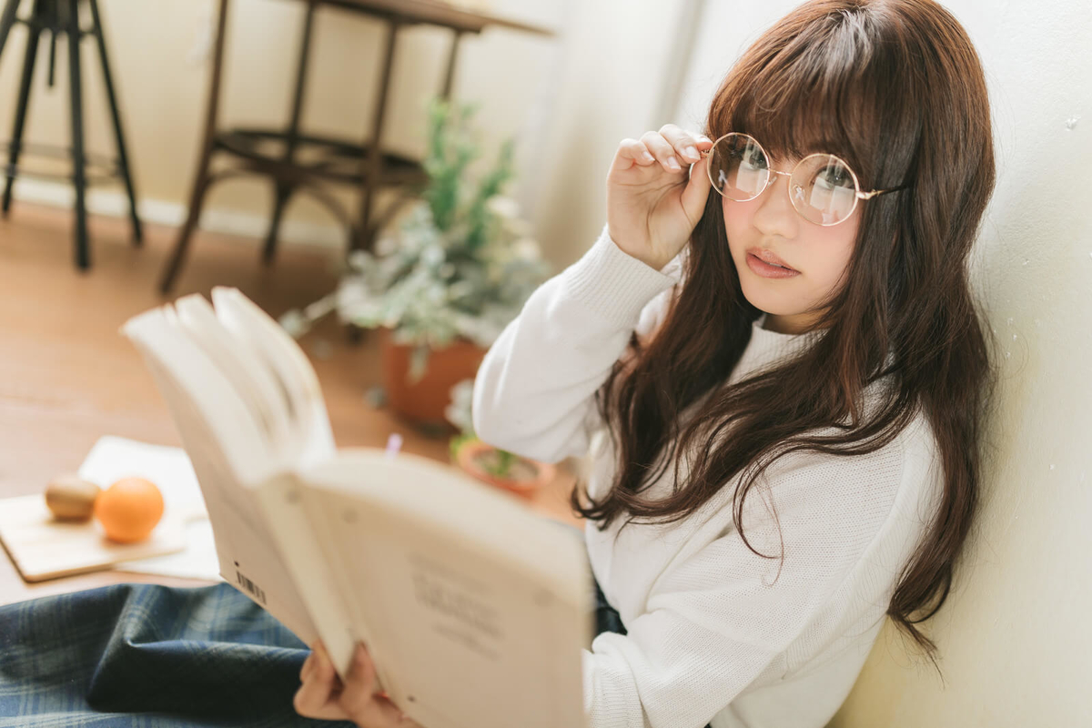 家で本を読む女性