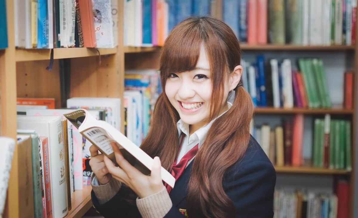 本を読んでいる女性