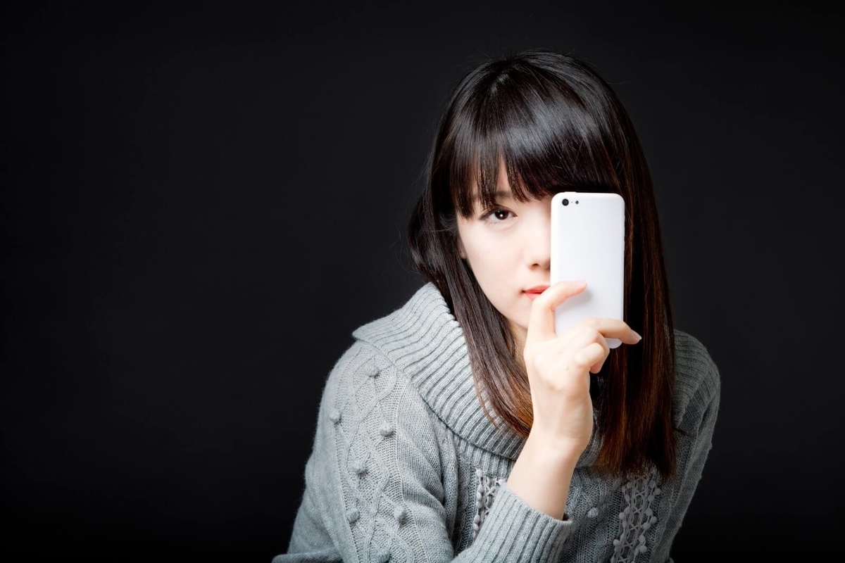 スマホを持つ女性