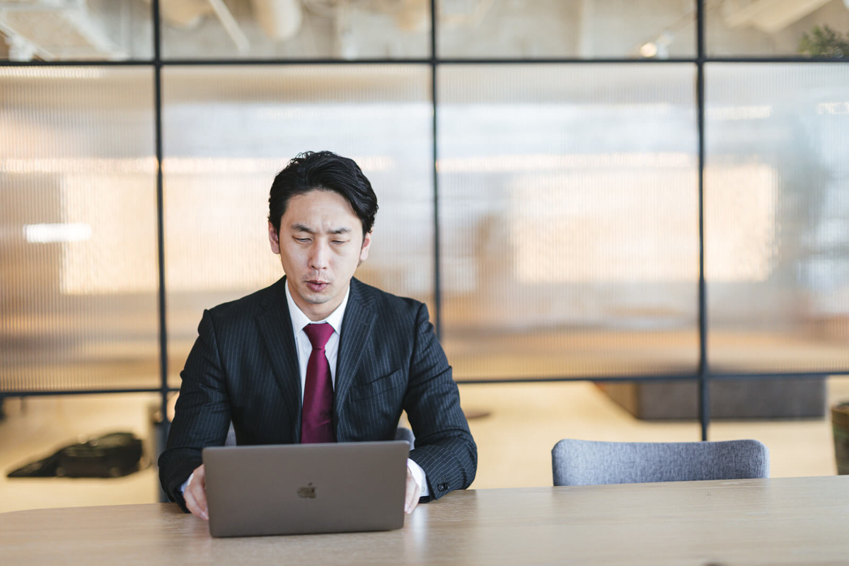 ブログを書いている男性