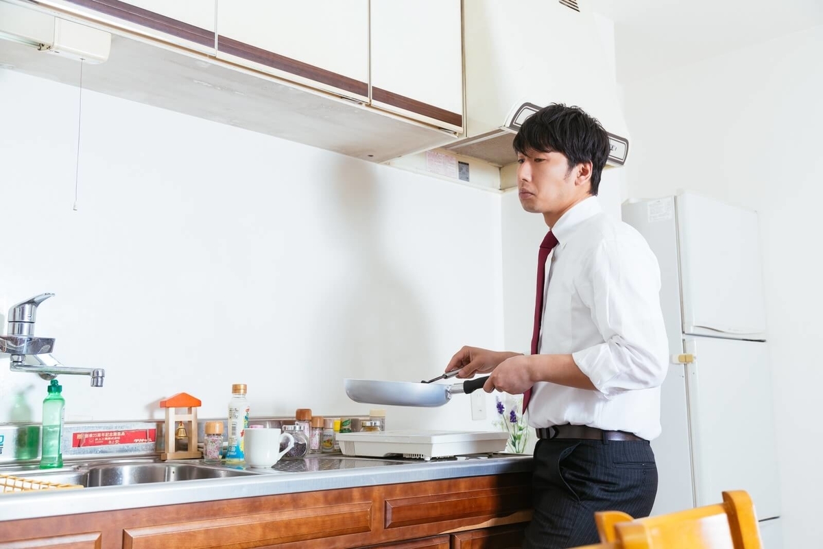 料理をする男性