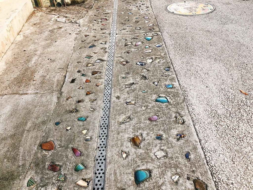 道路に埋め込まれている（沖縄）【適材適食】小園亜由美（管理栄養士・野菜ソムリエ上級プロ）