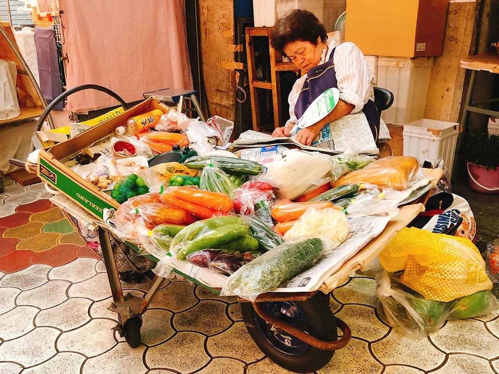 那覇市第一牧志公設市場近くのリアカーのおばさん【適材適食】小園亜由美（管理栄養士・野菜ソムリエ上級プロ）