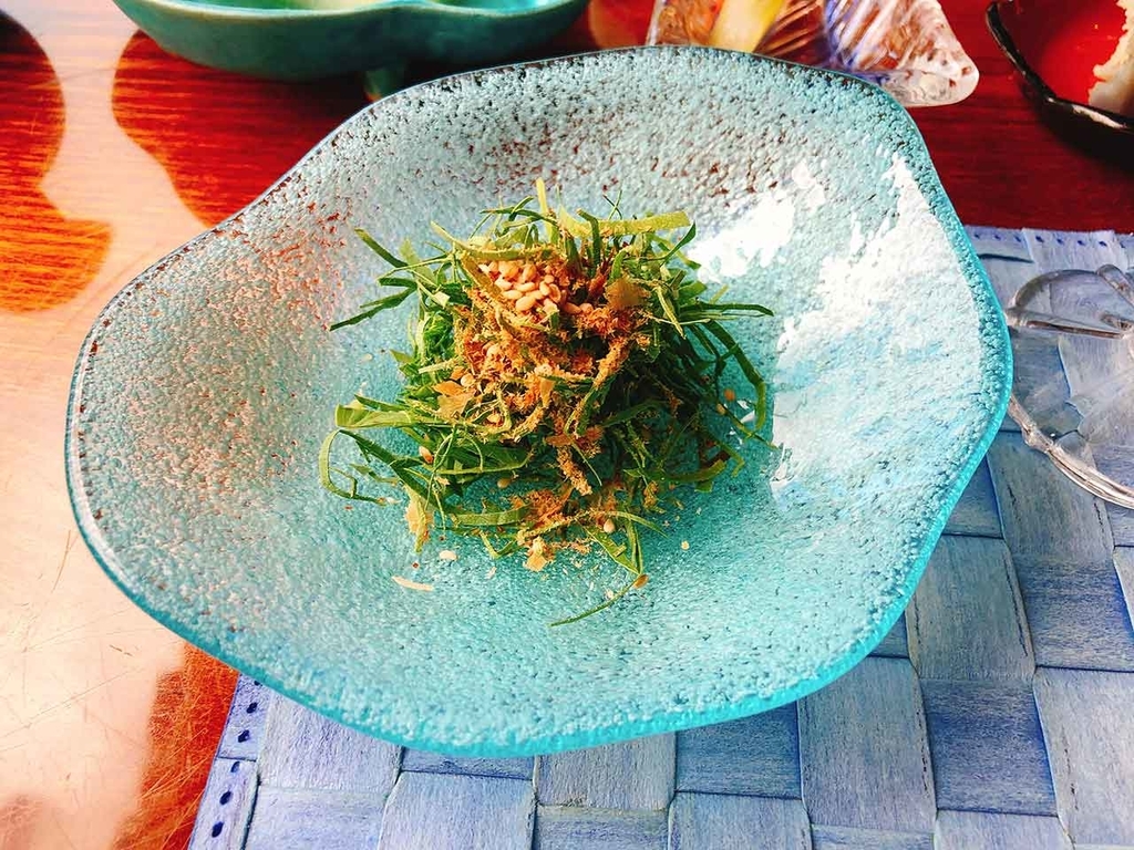 「長命草」ごまかつおぶしかけ（沖縄第一ホテル「薬膳朝食」）【適材適食】小園亜由美（管理栄養士・野菜ソムリエ上級プロ）