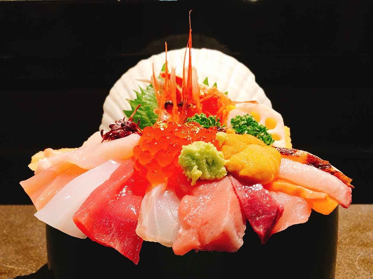 「山さんの海鮮丼は黄金入り」金沢近江町市場にある「山さん」の海鮮丼を頂きました＠初金沢の旅④【適材適食】小園亜由美（管理栄養士・野菜ソムリエ上級プロ）