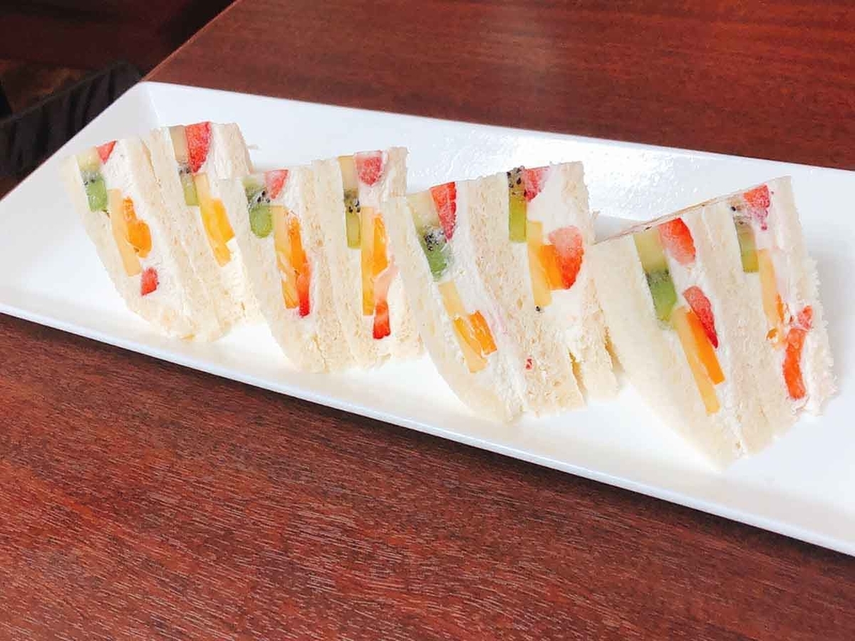 972食目 果物が大好きな人が 果物が大好きな人のために作ったフルーツサンド ダイワスーパーのフルーツサンドがとにかく大きくて 美しくて 美味しくて シアワセ 適材適食 てきざいてきしょく