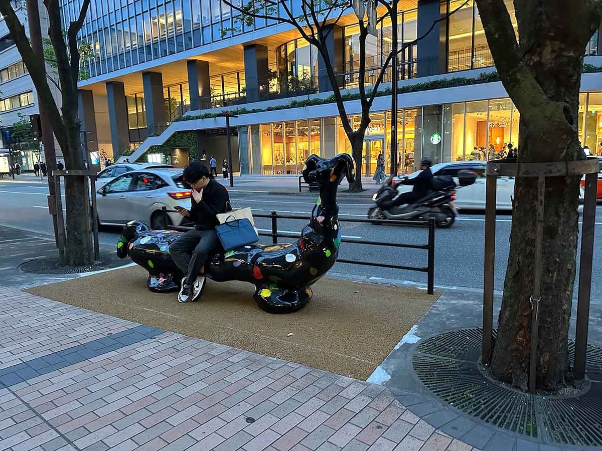 「黒くて長くてカラフルな水玉犬が天神に出現！？」アートなベンチを増やしている福岡市【適材適食】小園亜由美（管理栄養士・野菜ソムリエ上級プロ）糖尿病専門・甲状腺専門二田哲博クリニック勤務＠福岡姪浜・福岡天神