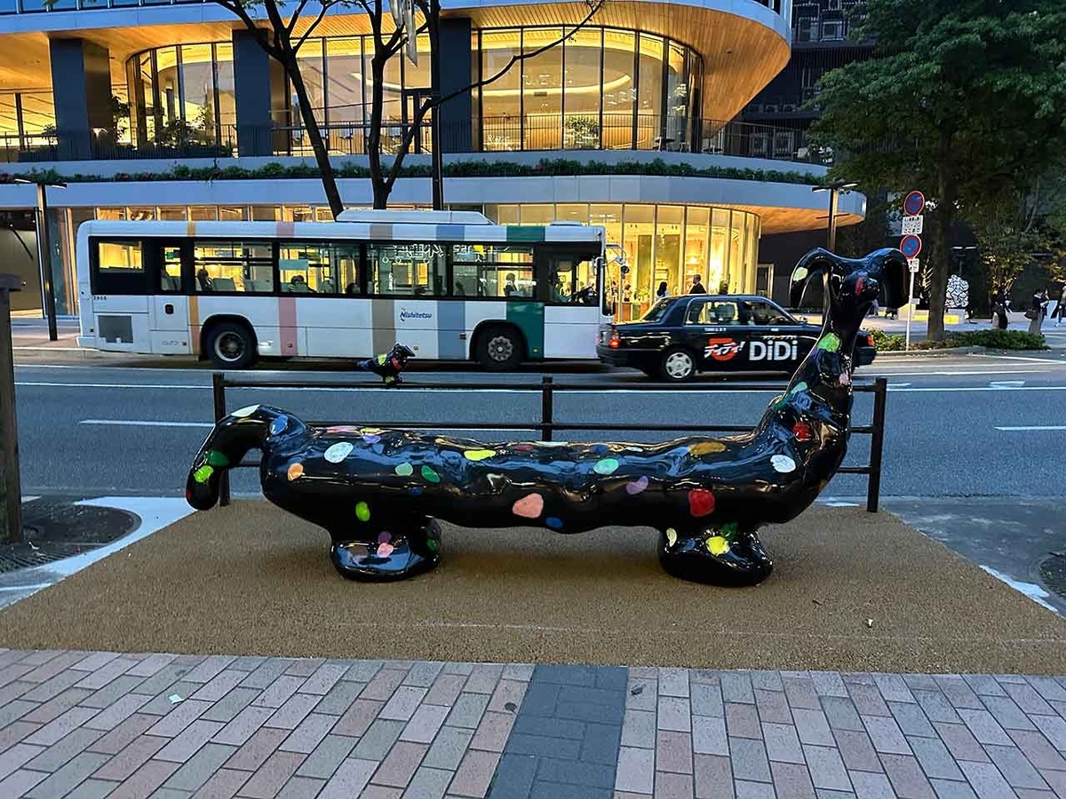 「黒くて長くてカラフルな水玉犬が天神に出現！？」アートなベンチを増やしている福岡市【適材適食】小園亜由美（管理栄養士・野菜ソムリエ上級プロ）糖尿病専門・甲状腺専門二田哲博クリニック勤務＠福岡姪浜・福岡天神