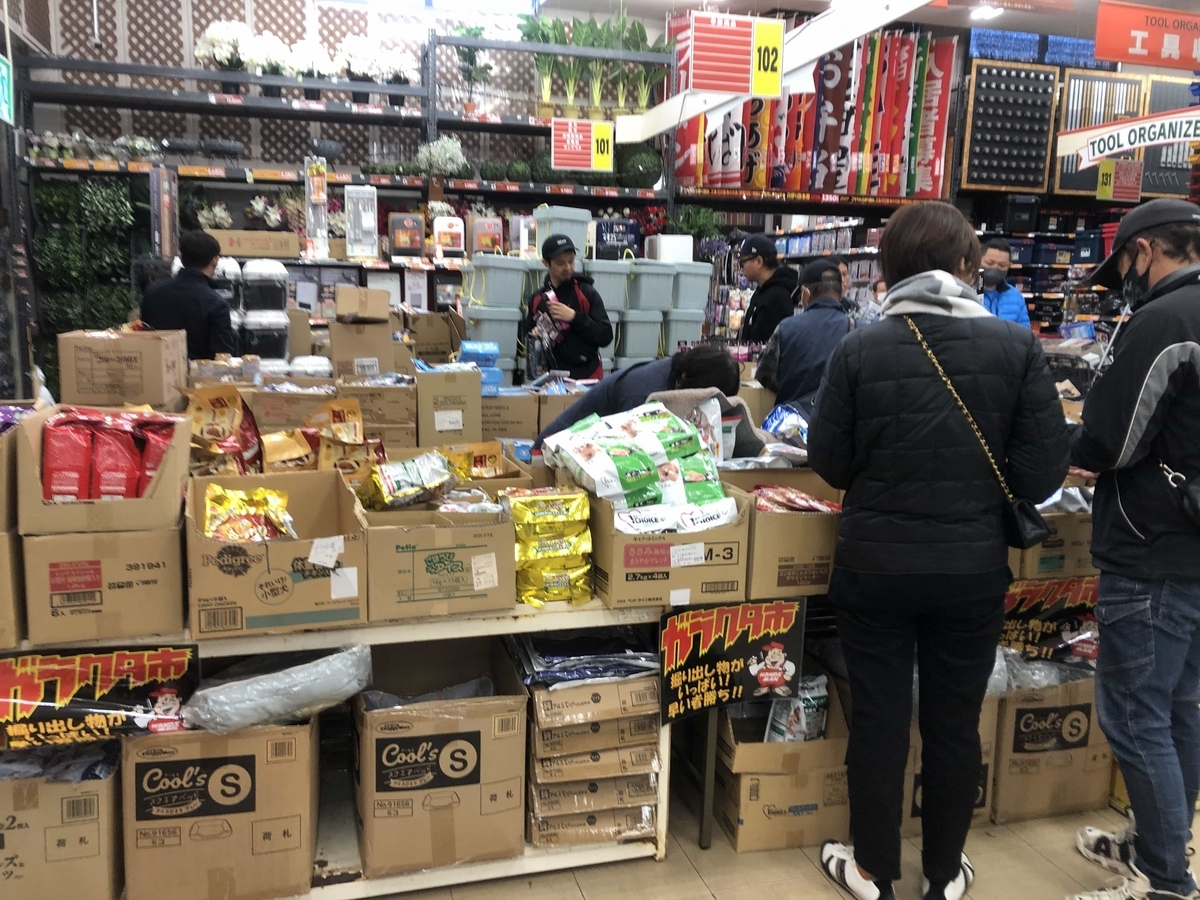 新名爪店レジ右側のスペースに特設されたガラクタ市の品物置場。