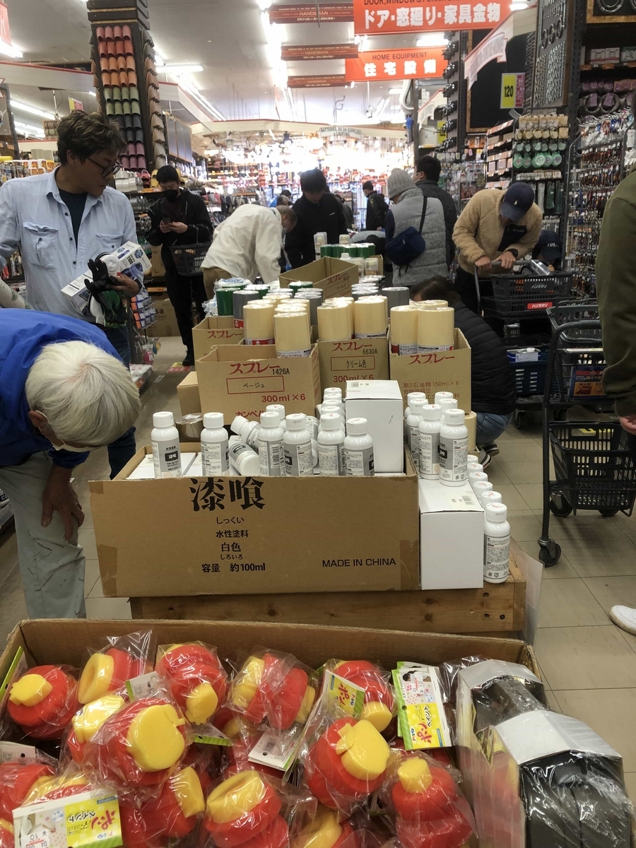 新名爪店の通路。御覧の通り通路にも各コーナーから出たガラクタ品が山積みになっている。