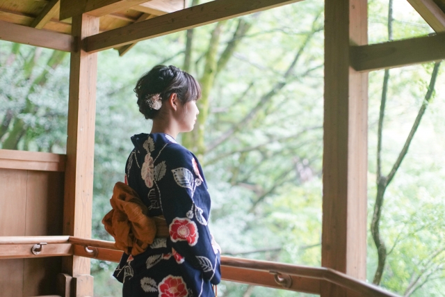 浴衣は毎年同じだとダサいと思われる 低予算で雰囲気を変えるコツ はぴらぼ