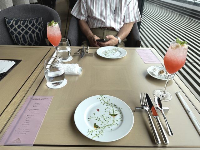 大阪ステーションホテル＊ロビーラウンジ「ペッシュ（桃）アフタヌーン