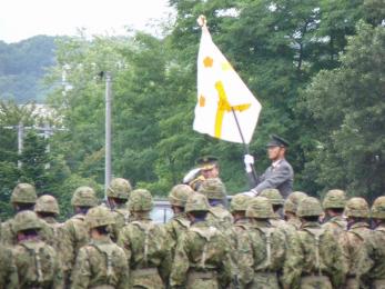 観閲官第11旅団長松川史郎陸将補