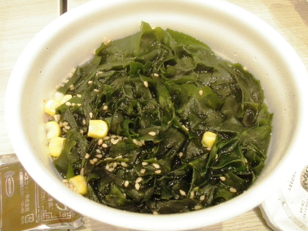 エースコック ｅｄｇｅ わかめラーメン ごま しょうゆ 35周年なのでわかめ3 5倍 を食べてみた 藻岩颪に豊河の流れ