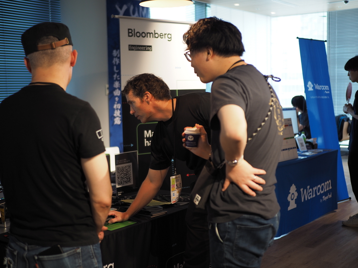 コーヒーを飲みながらブースを回る@katsuhisa__