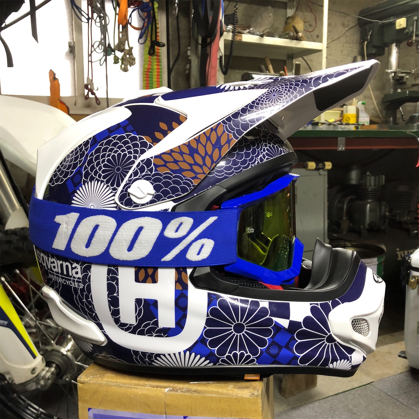 アライ v-cross4にモトクルセイダーの和柄ヘルメットデカール - 青空 アライ v-cross4にモトクルセイダーの和柄ヘルメットデカール - 青空