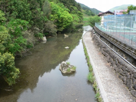 川沿いのテニスコート