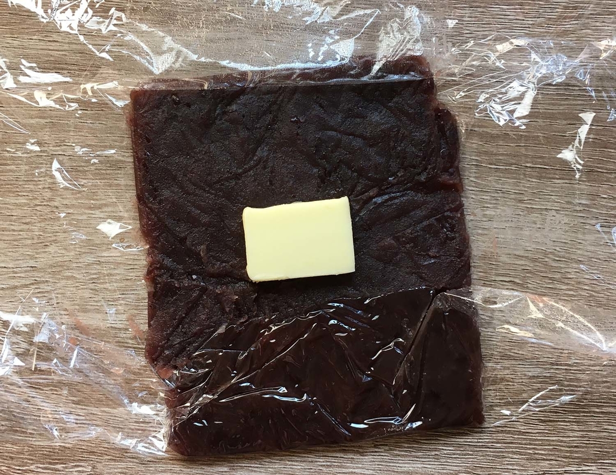 あんこにバターをのせる