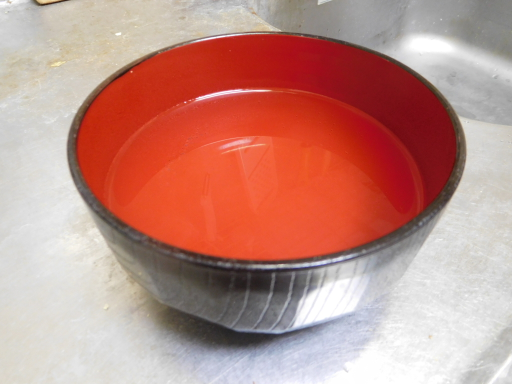 レンジで温めたお椀に入ったお水