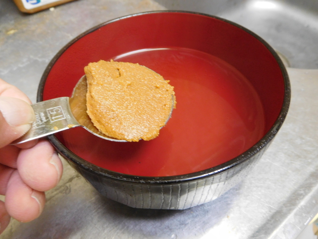 大さじ1杯の味噌を入れる