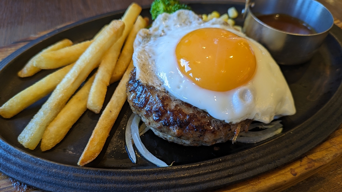 【ロイヤルホスト】黒 黒ハンバーグランチ ¥1430(税別) 楽しくなければごはんじゃない 【ロイヤルホスト】黒 黒ハンバーグランチ ¥1430(税別) 楽しくなければごはんじゃない