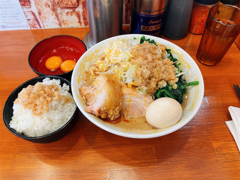 たかちゃんラーメンで中盛ラーメンにアブラ乗せライスで腹パン。 その