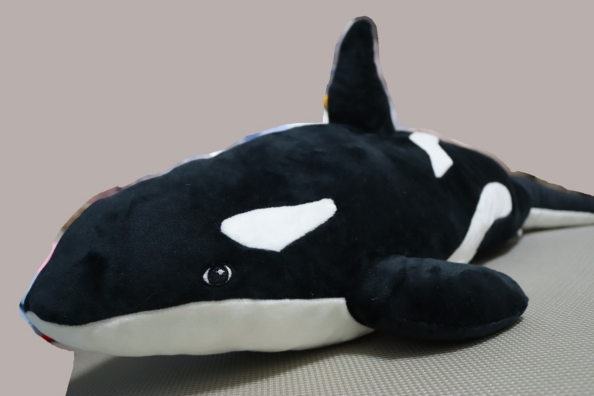 リアルな顔が愛らしい！IKEAのスマートなシャチのぬいぐるみ