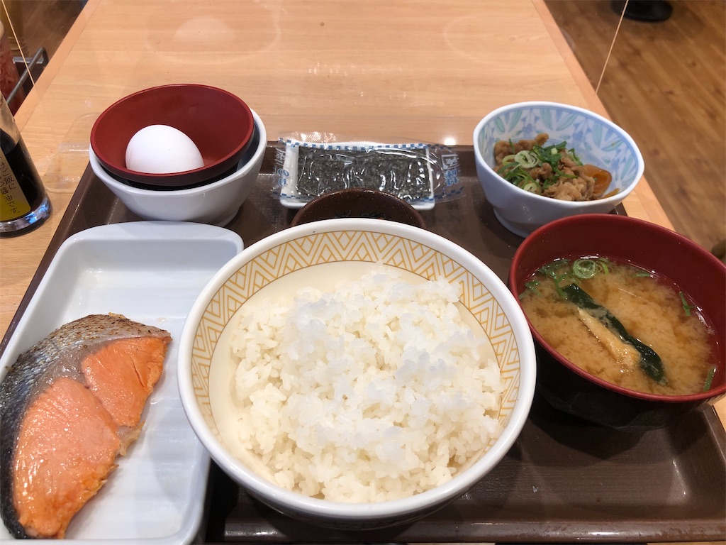 すき家の朝食 鮭デラックス定食 550円 こういう朝食ってたまに食べたくなるよね クッキング父ちゃん食べ歩き食レポブログ