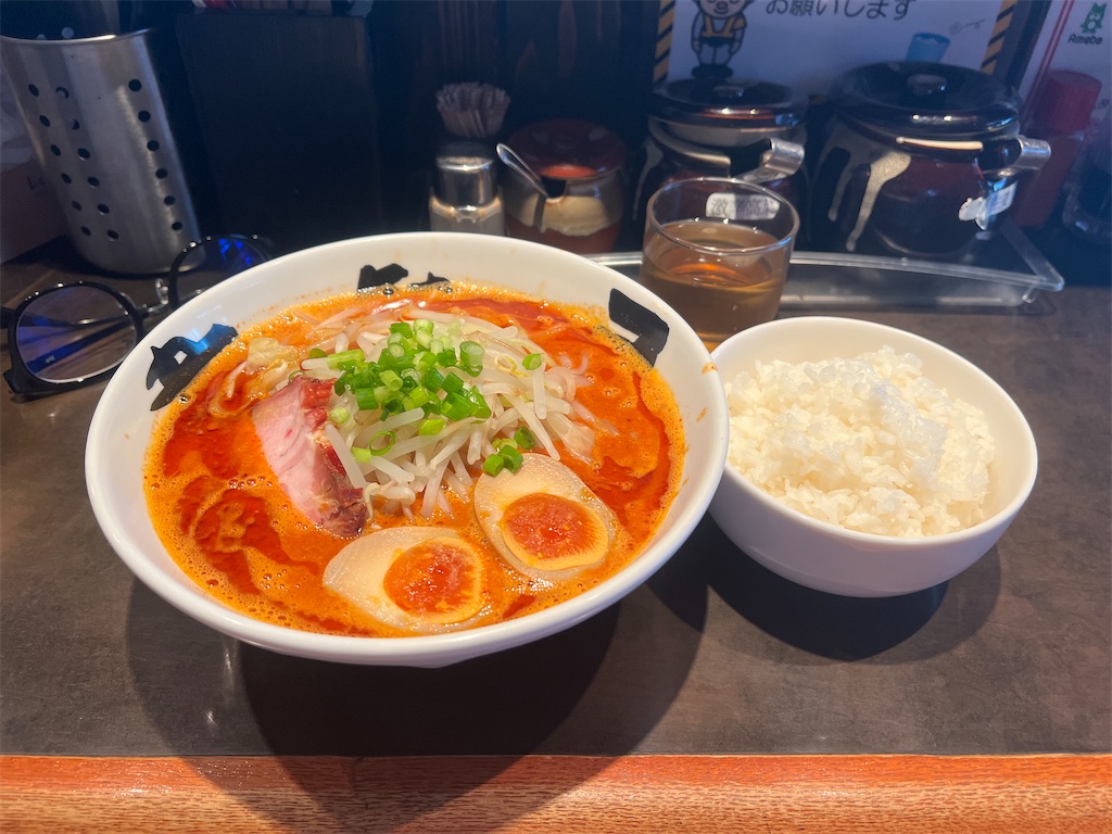 暑い日に熱々の激辛ラーメンを食っときゃ新陳代謝が上がっていい事尽く