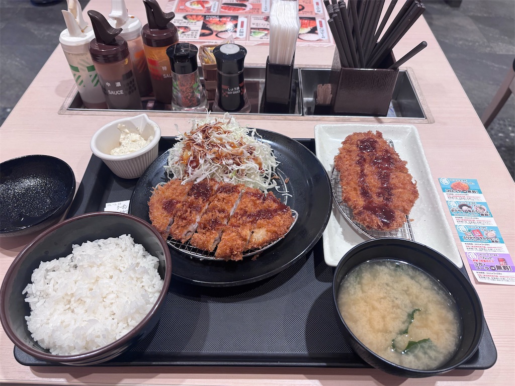 ロースかつ2枚の定食でライスと味噌汁おかわりオッケーなのに980円って