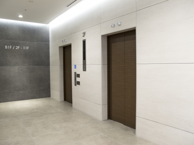 エレベーターに乗っている時 エレベーターに乗っている時