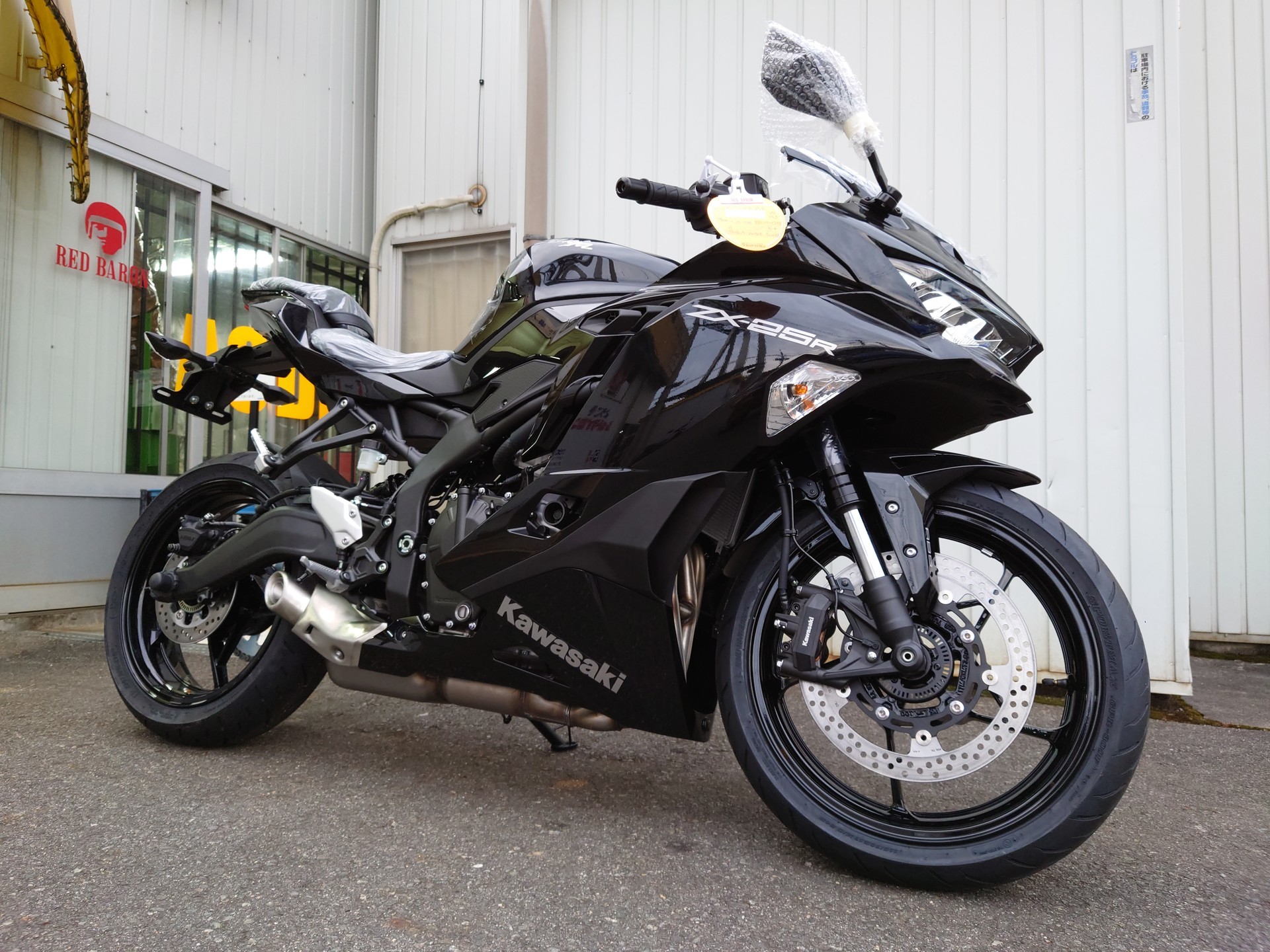 またがったぜKawasaki NINJA ZX-25R！！166cmおじさんが足つき