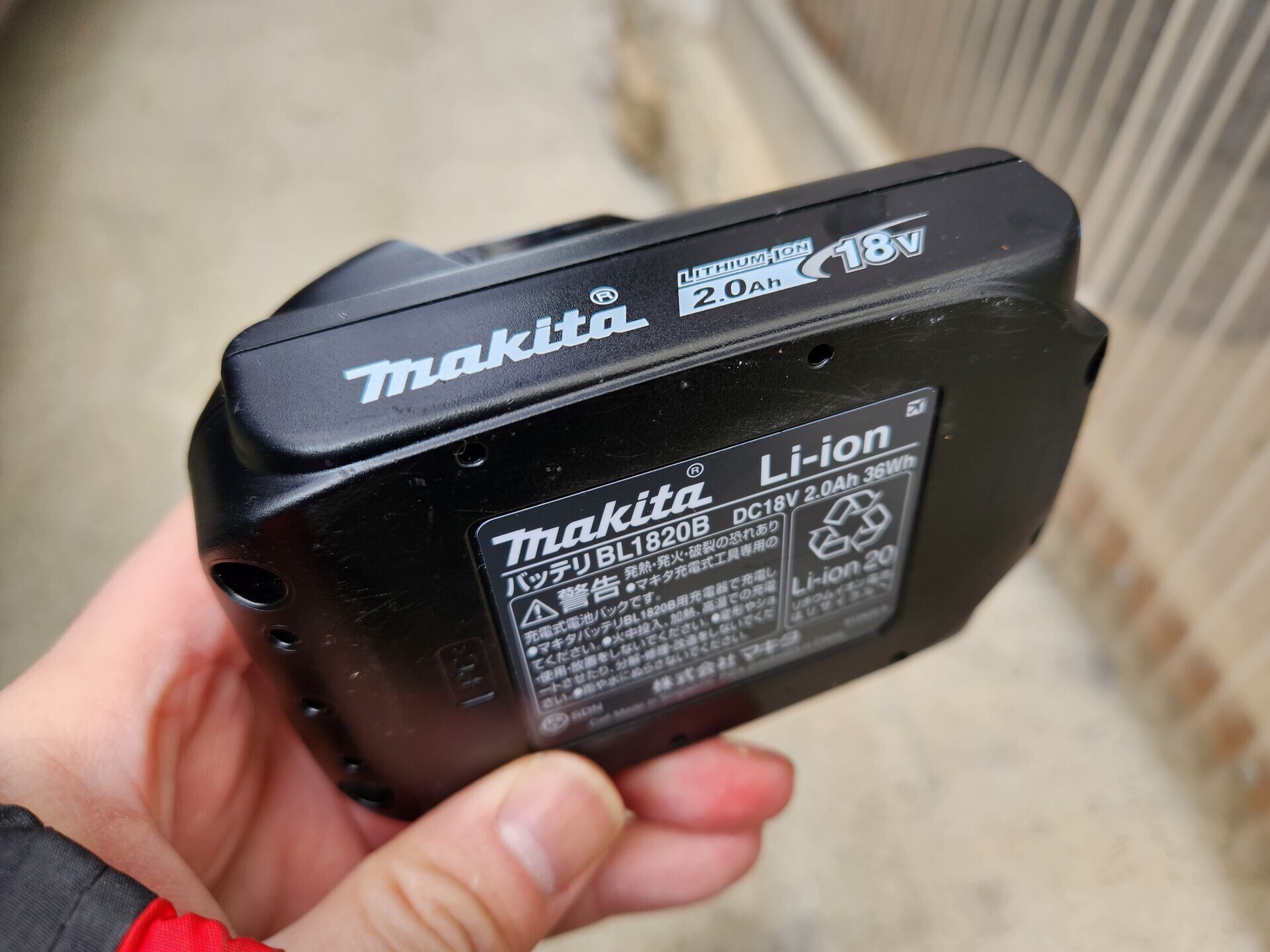 マキタ 純正品18V  6.0Ah バッテリ レビュー】中華製のインパクトレンチでタイヤ交換してみた
