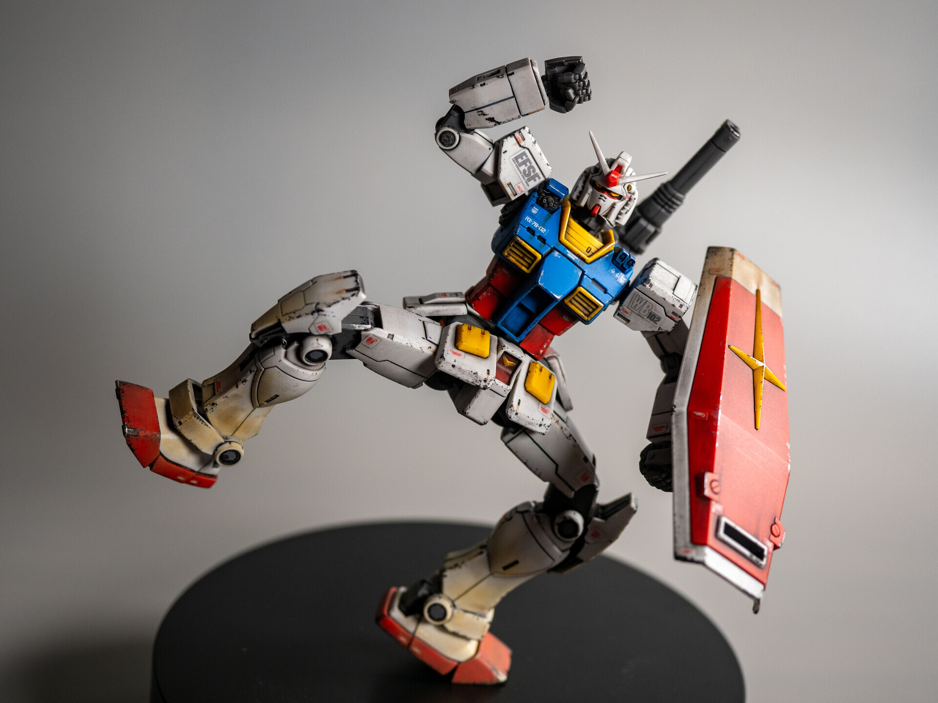 ガンプラ 製作レビュー】初心者が初めての「成形色に簡単ウェザリング