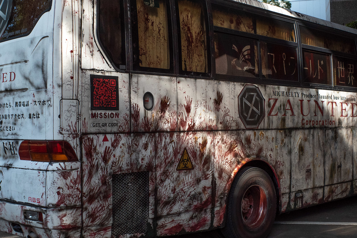 通勤電車の車窓から血まみれのバスが見えたので行った見たら 暮らしの顛末 くまくまコアラ