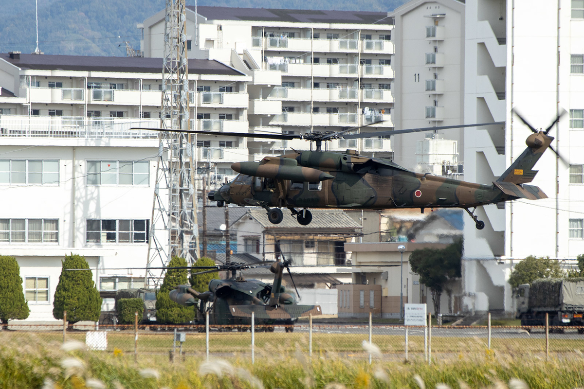 八尾空港で自衛隊の救難ヘリコプターuh 60jを撮影 偶然にやってきた珍しいヤツ 暮らしの顛末 くまくまコアラ