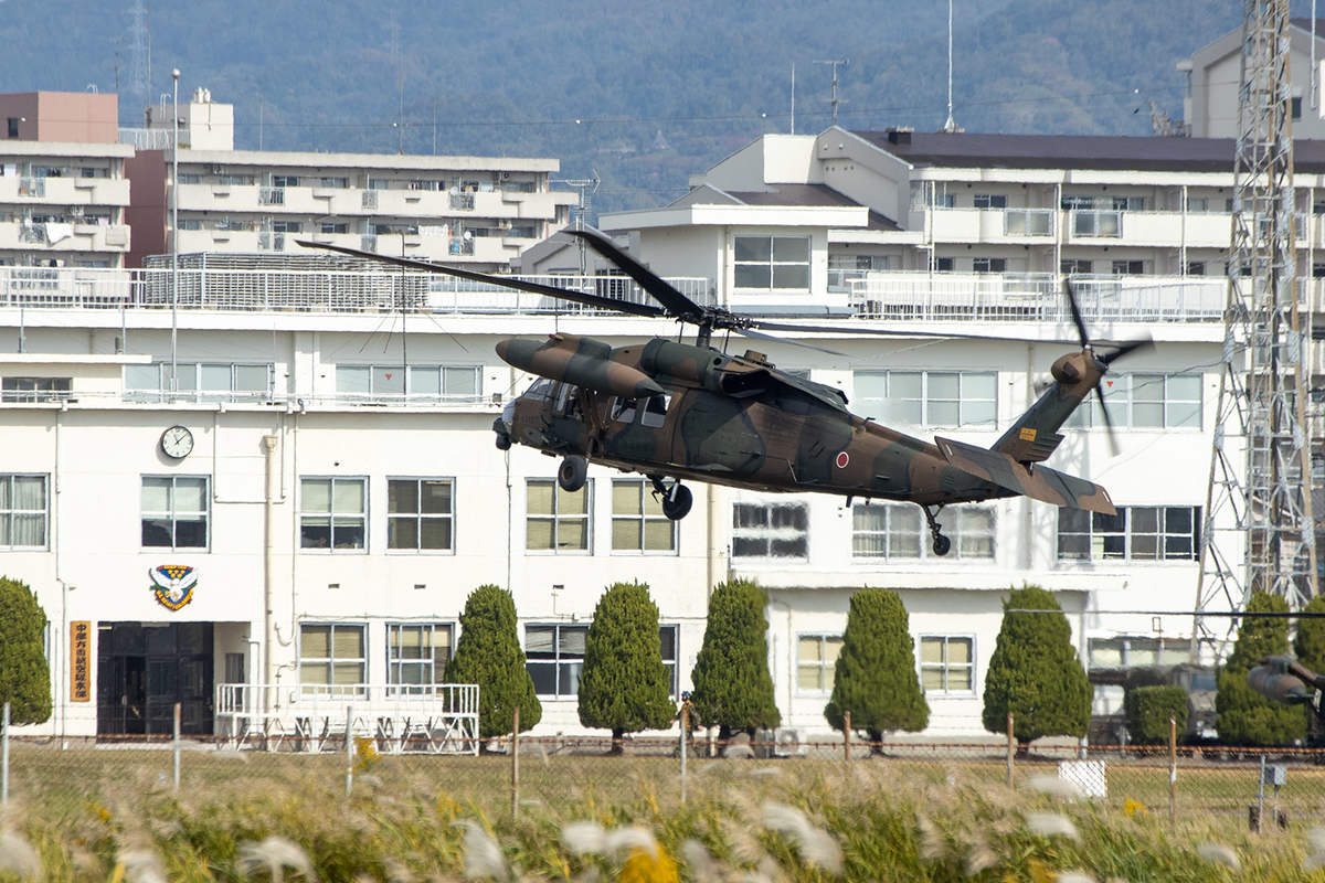 八尾空港で自衛隊の救難ヘリコプターuh 60jを撮影 偶然にやってきた珍しいヤツ 暮らしの顛末 くまくまコアラ