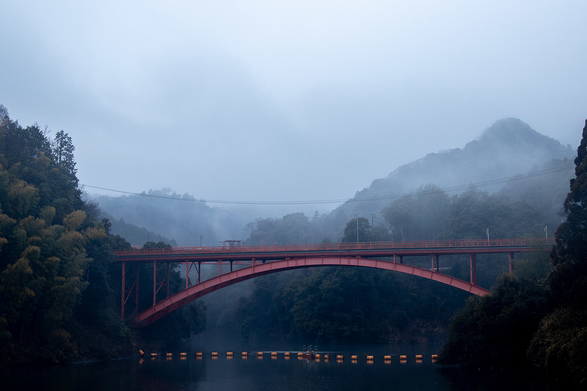 霧がかかる大阪信貴山