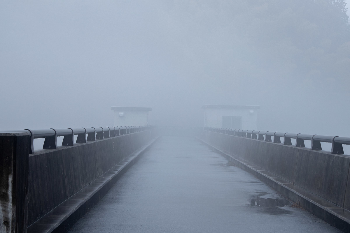 霧がかかる大阪信貴山