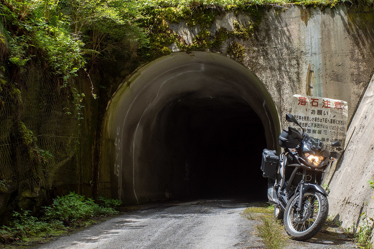 洞川下市線にある松ヶ茶屋跡、小南トンネルへ。