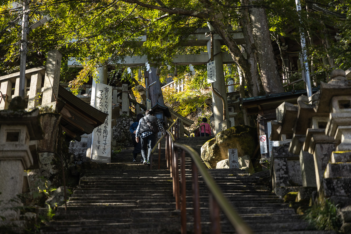 滋賀県の絶景スポット。天空のパワースポット「太郎坊宮」