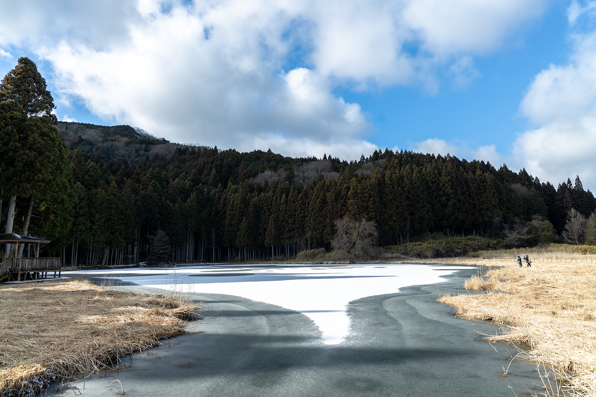 奈良県の絶景スポット。水面が凍った龍王ヶ淵が神秘の世界。