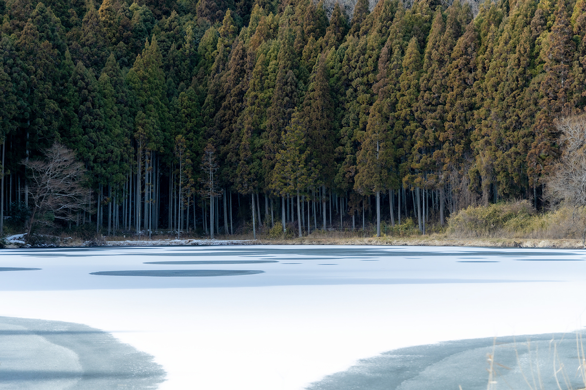 奈良県の絶景スポット。水面が凍った龍王ヶ淵が神秘の世界。