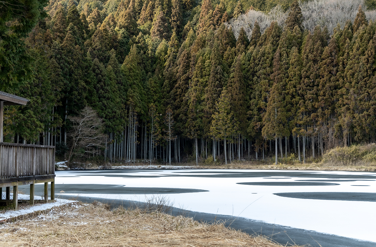 奈良県の絶景スポット。水面が凍った龍王ヶ淵が神秘の世界。